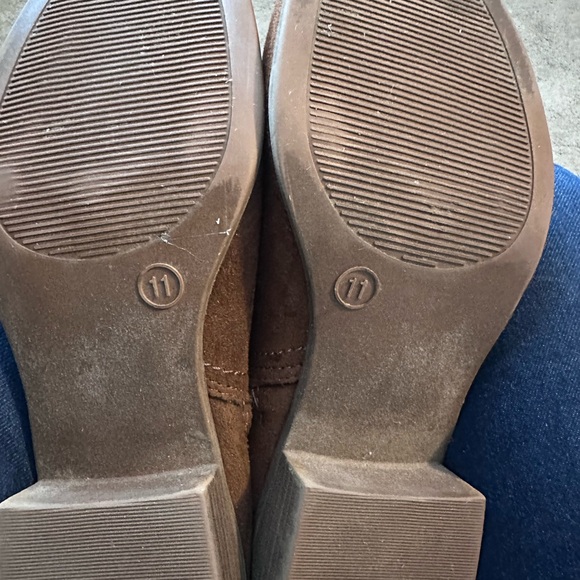 Universal Thread faux Suede boots
Great shape 
Cognac color - Picture 6 of 8